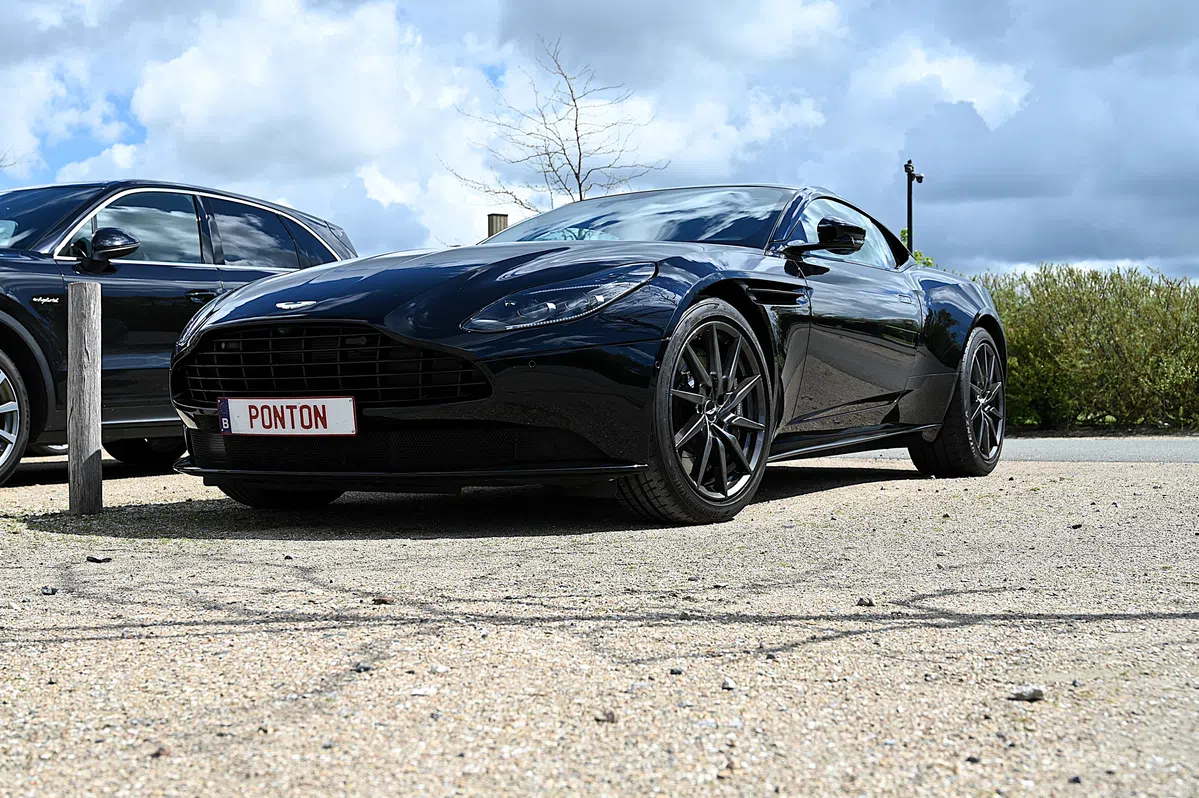 PONTON met zijn Aston Martin