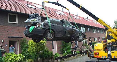Joyriders knallen tegen huis in BMW