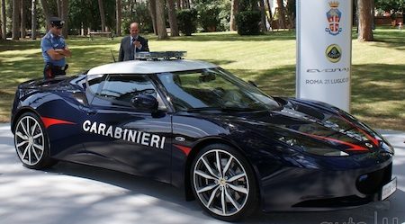 Carabinieri mag gaan scheuren in de Lotus Evora S
