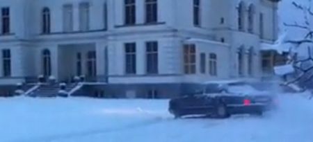 Wibi Soerjadi sneeuwdriften met een Rolls-Royce