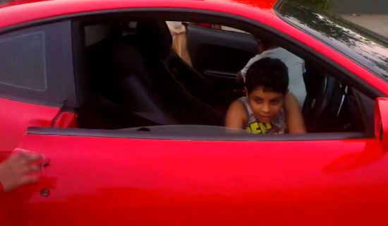 Kindje rijdt in Ferrari F430
