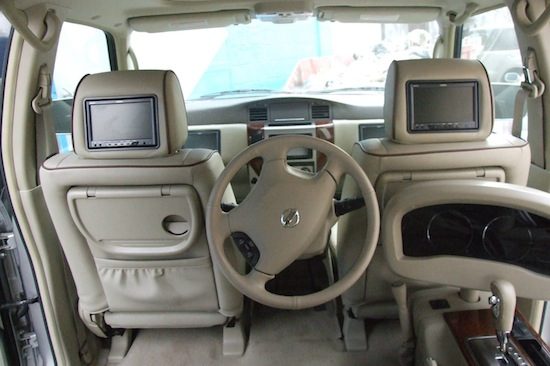 Deze Nissan Patrol bestuur je vanaf de achterbank