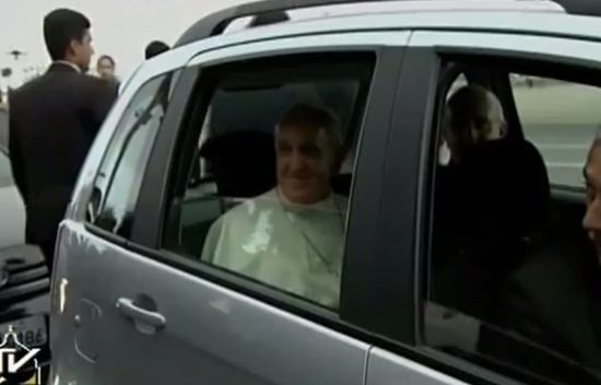 Paus Franciscus in een Fiat Idea