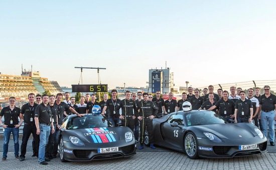 De triomfantelijke Porsche-crew