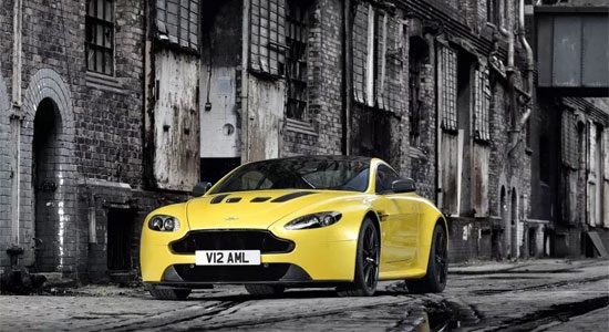 Aston Martin V12 Vantage S is geel