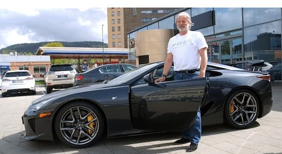 Man koopt Lexus LFA. Laat drempel verwijderen 