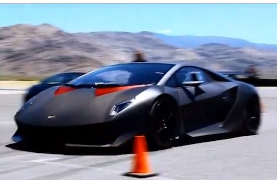 Lamborghini Sesto Elemento rijdt een circuit op