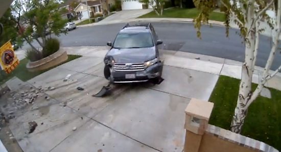 Kijk hoe een Toyota meermaals een huis binnenrijdt
