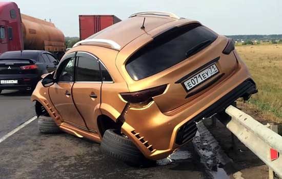 Infiniti FX breekt zijn wielen