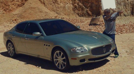 Kijk hoe een rapper zijn Maserati Quattroporte stuk slaat