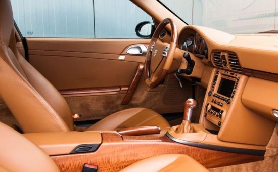 Porsche 911 Carrere 4 Coupé met hout in het interieur