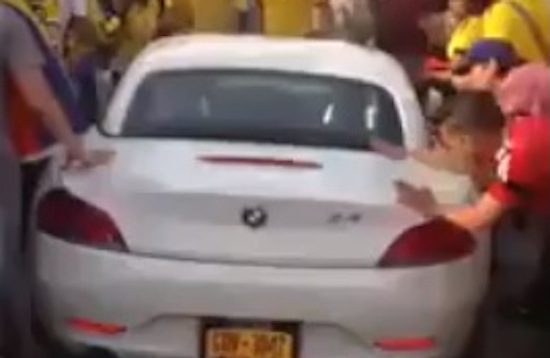 Colombiaanse voetbalfans trappen een BMW Z4 aan puin