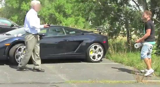 Man poept op Lamborghini