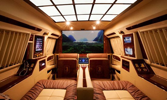 Lexani tovert je Escalade om tot een droombioscoop