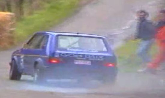 Rallycoureur ontwijkt toeschouwers
