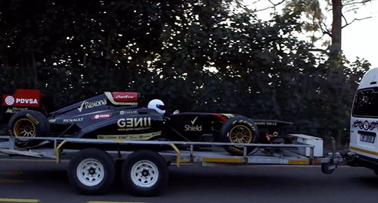 Stig parkeert zijn Lotus op een aanhanger