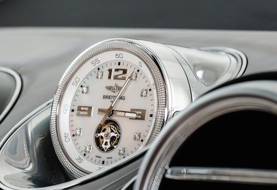 Het klokje in de Bentley Bentayga kost twee ton