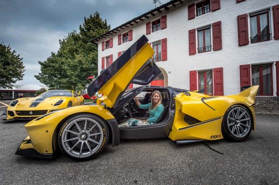 Christine Sloss en haar Laferrari FXX K