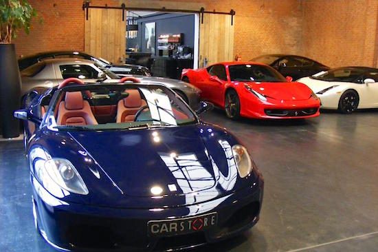 Grote inval bij autohandel Carstore in Oirschot