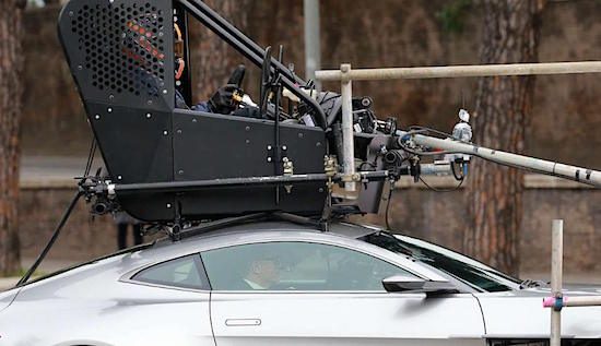 Schokkend: James Bond rijdt niet zelf in Aston Martin DB10