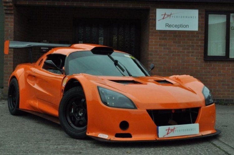 Iemand trek in een Lotus met Italiaanse V8?