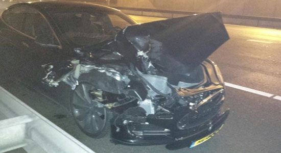 Tesla Model S Autopilot tot voorruit in de puinpoeier