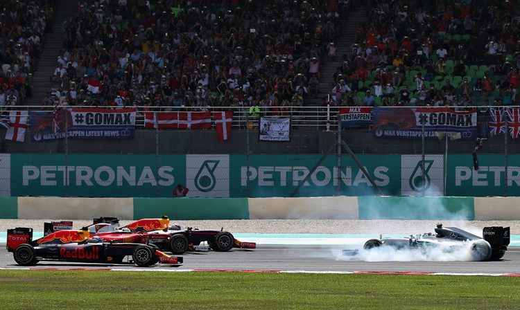Sebastian Vettel tikt Rosberg rond