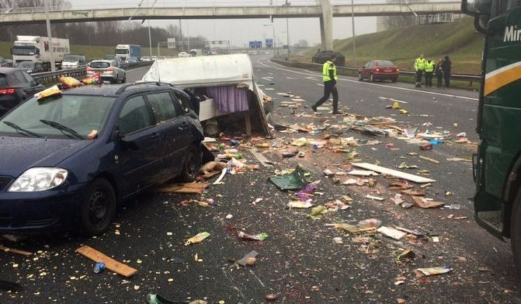 Uitgesmeerde caravan blokkeert hele A16