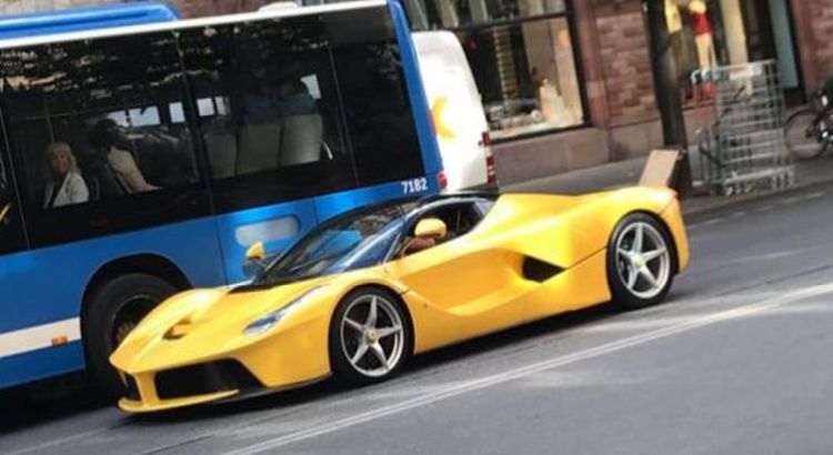 Gevreesde voetballer rolt in z'n LaFerrari