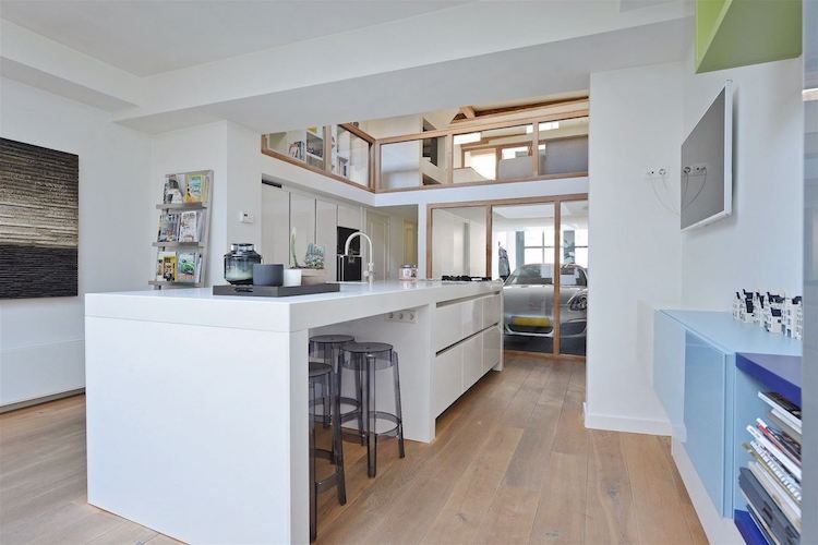 Bij dit Amsterdamse huis staat een Boxster binnen