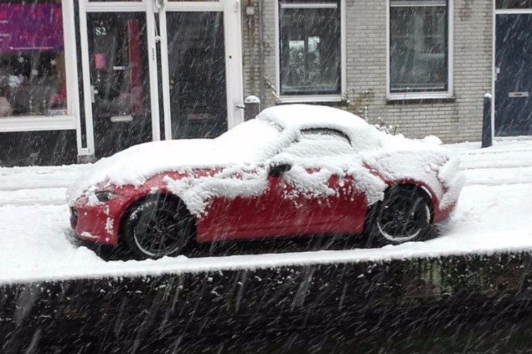 Code rood: Nederland ontregeld door hevige sneeuwval [updated]
