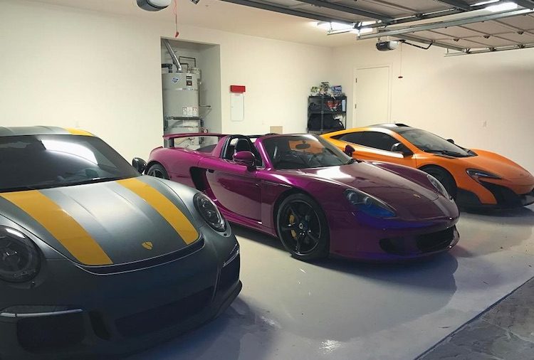 De puike autocollectie van een vermogende YouTuber