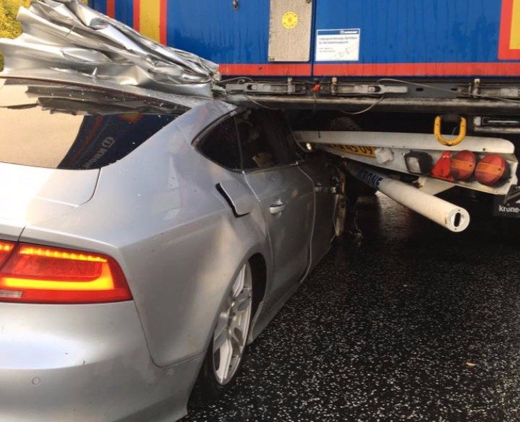 Deen schuift Audi S7 onder truck, maakt selfie