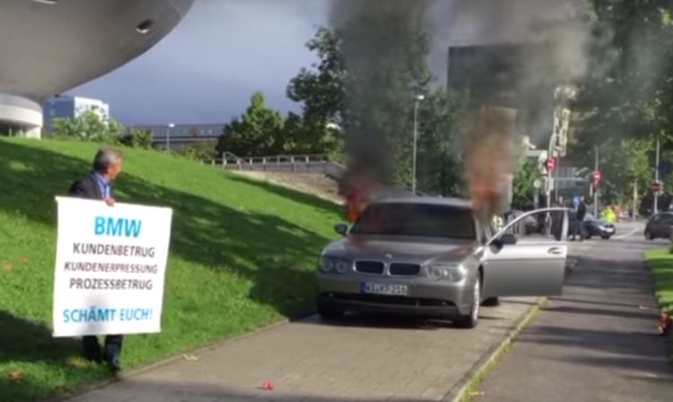 Man sloopt dikke BMW. Alwéer.