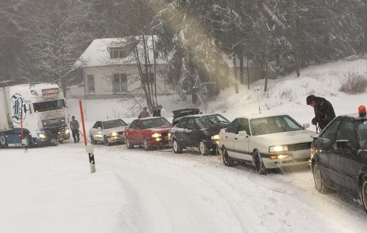 Truck zit muurvast in de sneeuw, dus wat doe je dan?