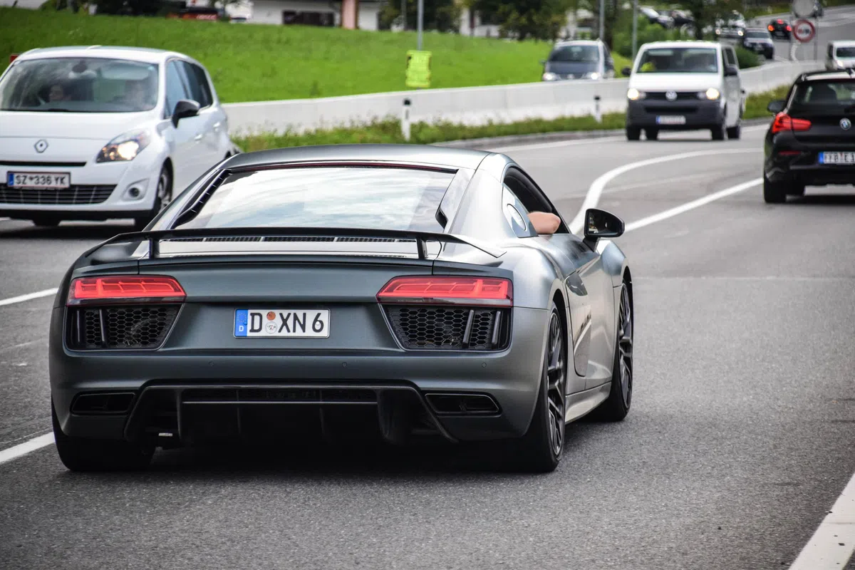 Magenta R8 R8 V10 plus
