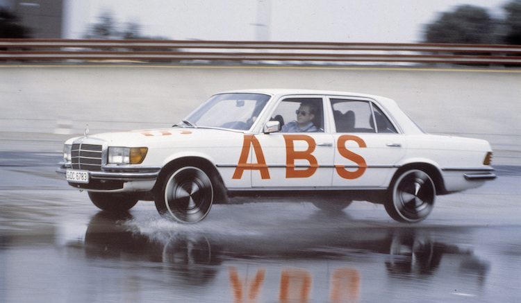 Mercedes viert 40-jarig bestaan ABS, maar is dat terecht?