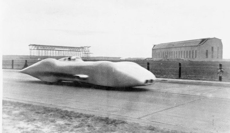 Het verhaal van de auto die bijna 80 jaar de snelste was