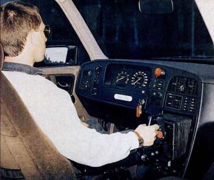 Deze Saab 9000 had geen normaal stuur, maar een joystick