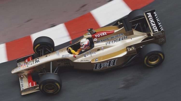 Koop deze F1-auto mét gillende V10 van Peugeot