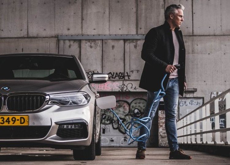 Weet je nog vroeger, toen we auto's moesten opladen?