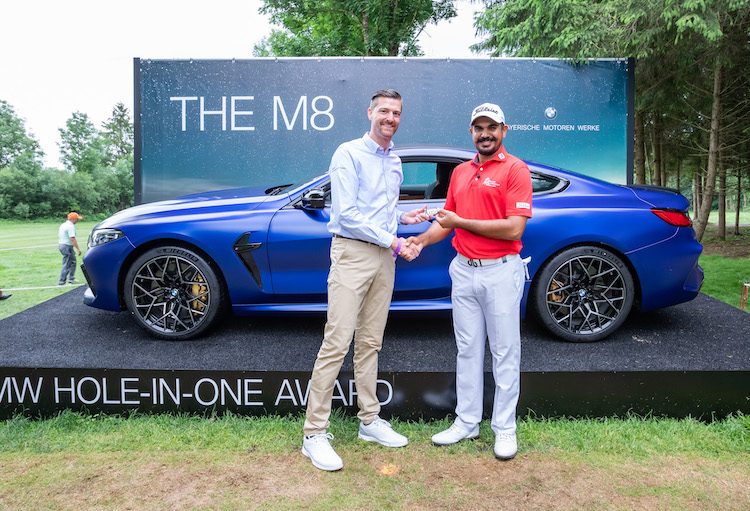BMW M8 Competition Coupé voor golfer na hole-in-one