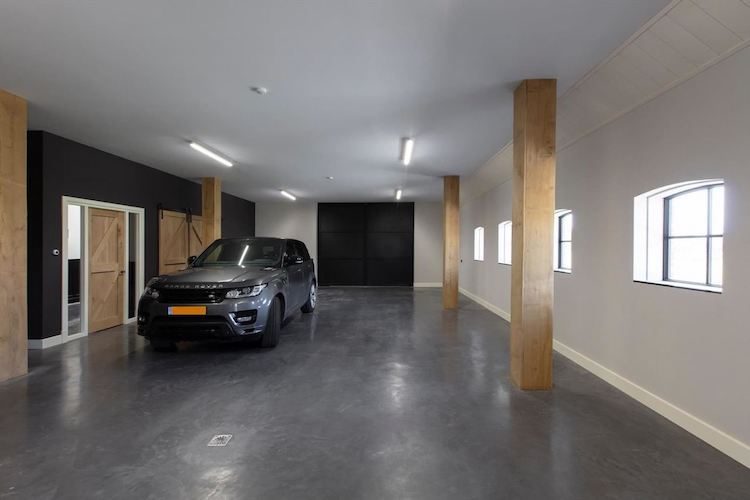 Huis in Maasdam heeft plek voor 20 auto's