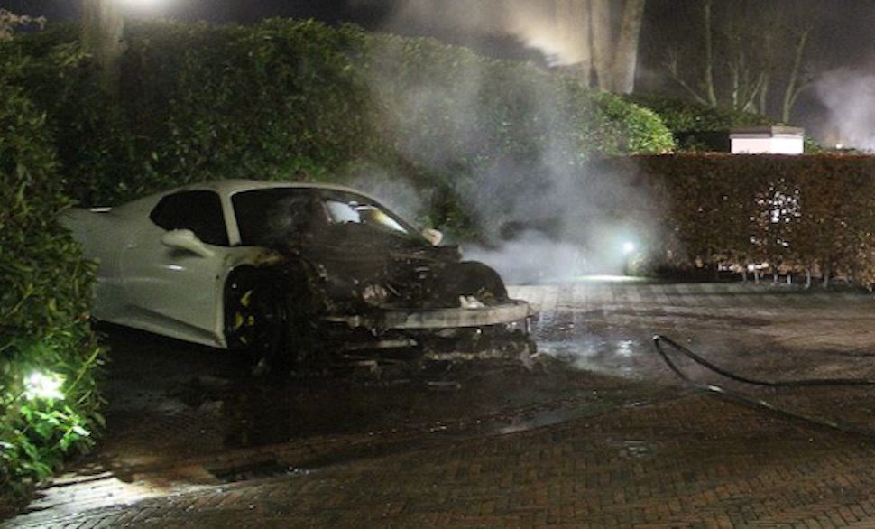 Apeldoorn: Ferrari 458 en Mercedes S63 gaan tegelijk in de hens