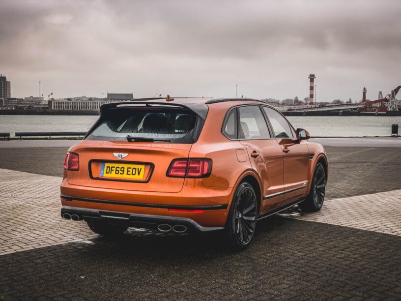 Bentley Bentayga Speed orange flame achterkant Landtong Rozenburg