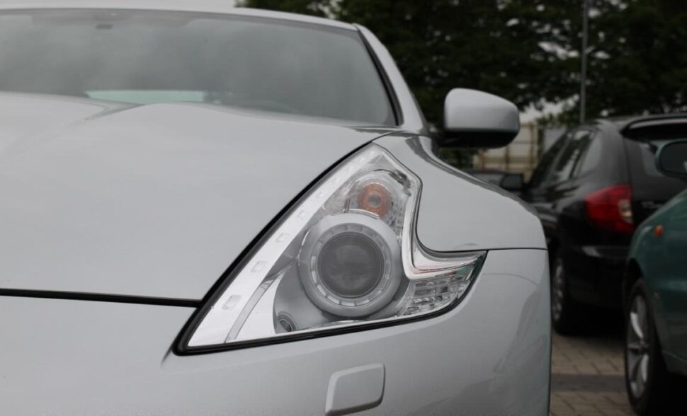 Koplamp van een Nissan 370Z