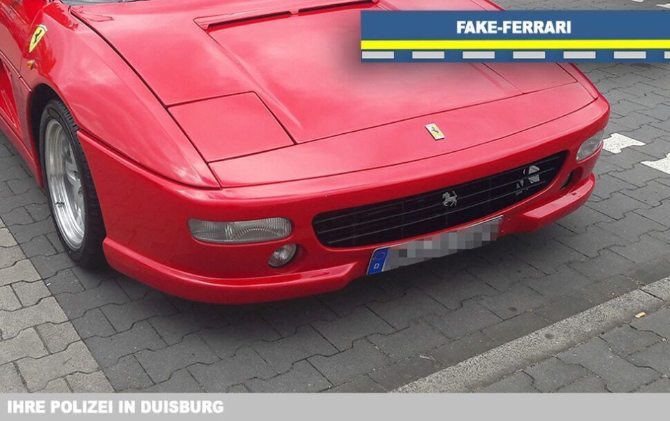 Door de politie gemaakte foto van een verboden Ferrari-replica