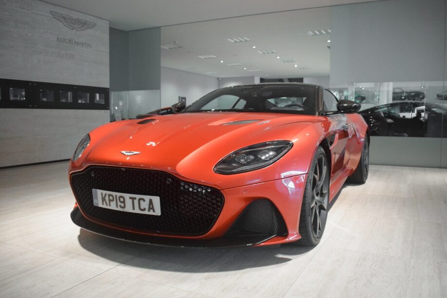 De neus van Verstappens Aston Martin