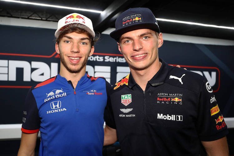 Pierre Gasly naast Max Verstappen