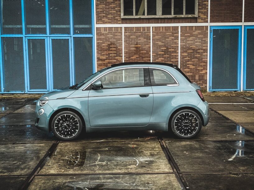 Fiat 500e van de zijkant gezien